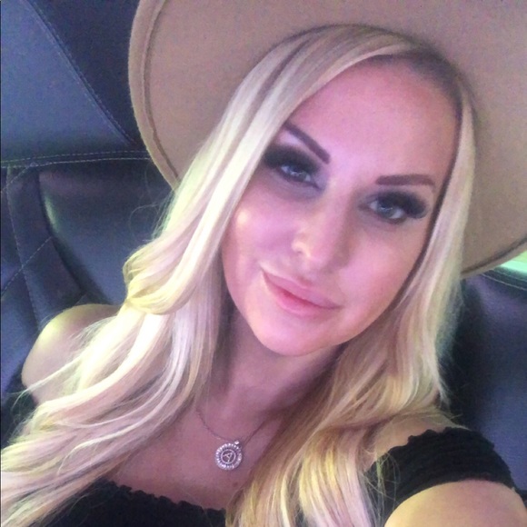 Meet your Posher, Alicia - Picture 2 of 2